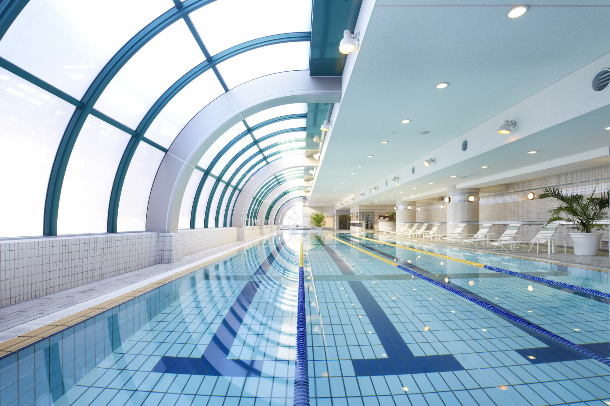Hotel Agora Regency Osaka Sakai Сакаи Экстерьер фото The swimming pool at the hotel